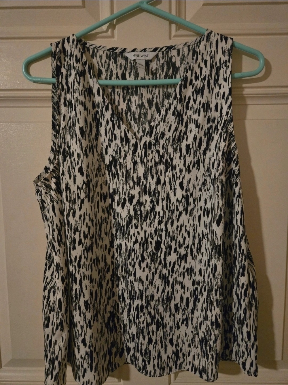 Nine West Black & White Sleeveless Printed V-Neck Camisole